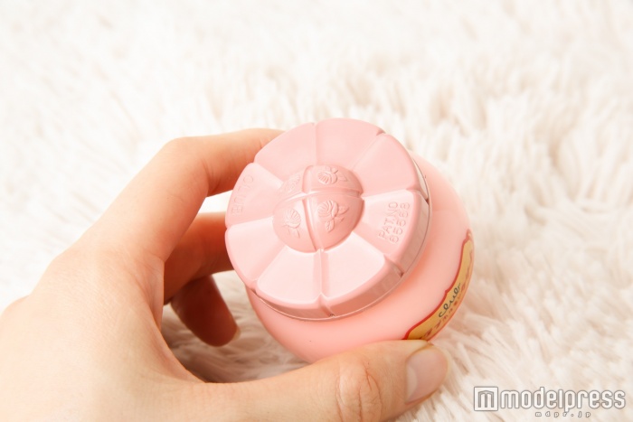 蓋にもバラの可愛い模様が（C）モデルプレス