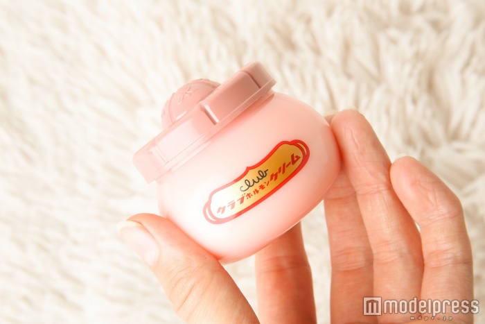 コロンとした小さめのパッケージ（C）モデルプレス