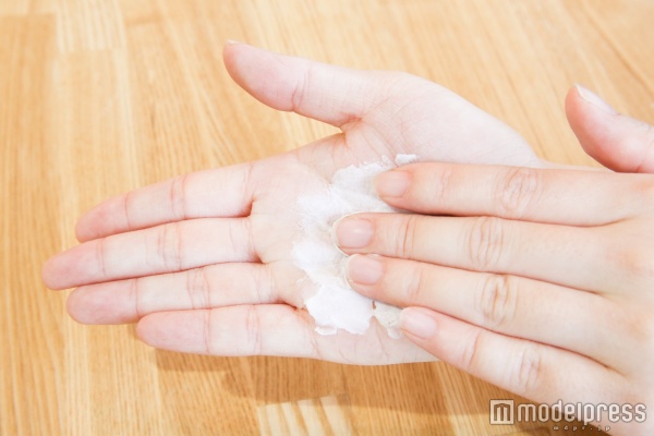 温めると乳液のようなテクスチャーに（C）モデルプレス