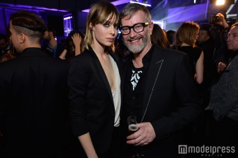 （左から）エディ・キャンベル、同ブランドメイクアップ クリエイティブディレクターのロイド・シモンズ（C）YSL BEAUTÉ ＆ BLACK OPIUM NUIT BLANCHE PARTY