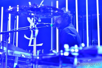 フランスで熱狂的な人気を誇るエレクトロロックバンドTHE SHOES（C）YSL BEAUTÉ ＆ BLACK OPIUM NUIT BLANCHE PARTY