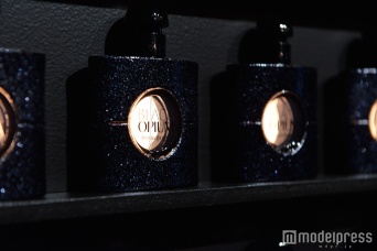 スパイシーに煌くデザイン（C）YSL BEAUTÉ ＆ BLACK OPIUM NUIT BLANCHE PARTY