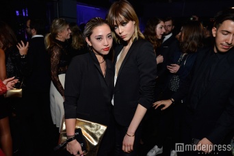 （左から）植野有砂、エディ・キャンベル（C）YSL BEAUTÉ ＆ BLACK OPIUM NUIT BLANCHE PARTY