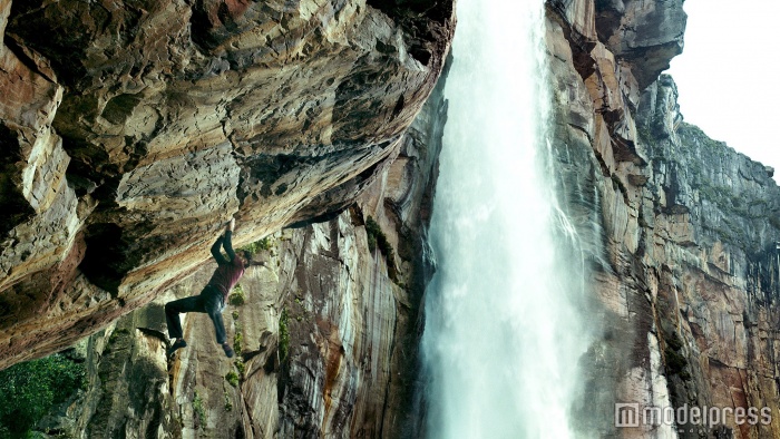 約1000メートルの絶壁を登る（C）2015 Warner Bros. Ent. （C）Alcon Entertainment, LLC. All Rights Reserved.