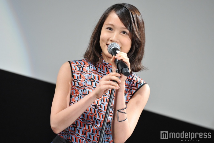 シルバーのバングルがポイント／前田敦子（C）モデルプレス