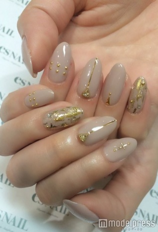 ゴールドはベージュに馴染ませて／画像提供esNAIL