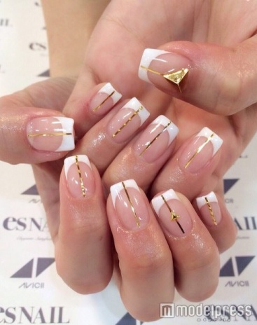 ホワイトのフレンチのポイントに／画像提供esNAIL