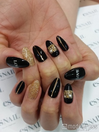 ブラック×ラインテープでクールに／画像提供esNAIL