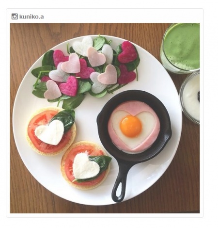 ハート型の目玉焼きでキュートな朝ごはん／kuniko.aさんInstagramより