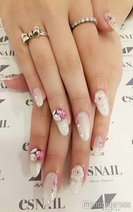 白ラメ×お花／画像提供：esNAIL