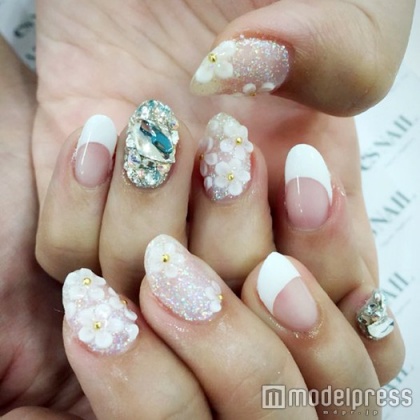 白フレンチ×お花／画像提供：esNAIL