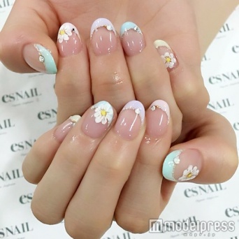 カラフルなパステルカラー／画像提供：esNAIL