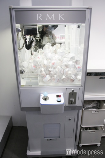 クレーンゲームに挑戦（C）モデルプレス