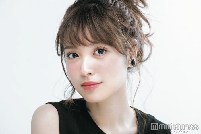 “大人数の飲み会で愛される”モテメイクを披露した松本愛／画像提供：ぶんか社