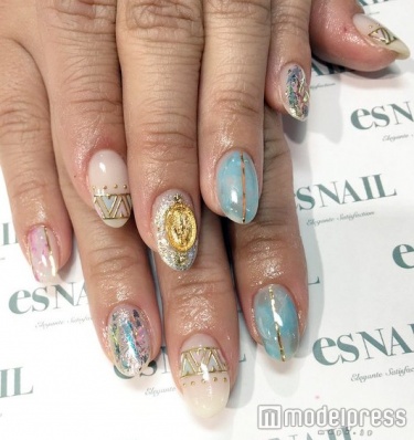 ホロやラインテープで派手かわいく／画像提供esNAIL