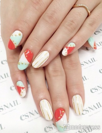 柔らかカラーで趣向を変えて／画像提供esNAIL