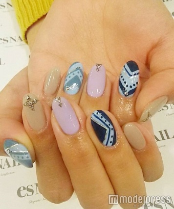 同系色なら落ち着いた柄に／画像提供esNAIL