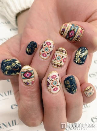 ゴールドの縁取りでトレンドライクに／画像提供esNAIL