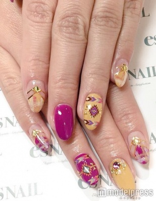 フューシャピンクがポイント／画像提供esNAIL