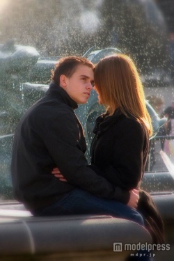 二人っきりでいいムードを作って／Photo by garryknight