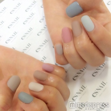 くすみカラーネイル／画像提供esNAIL