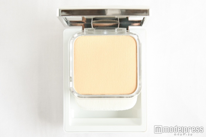 「イーヴン　ベター　パウダーメークアップ　ウォーターヴェール27 SPF27/PA++++」（C）モデルプレス