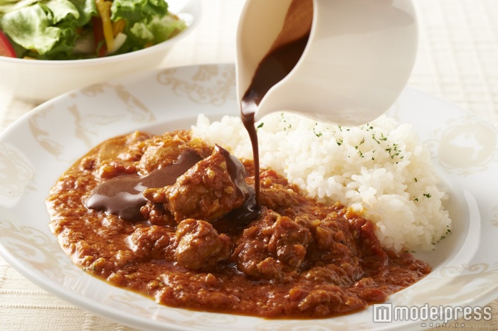 オリジナルのチョコレートグレービーソースをかけて食べるカレー