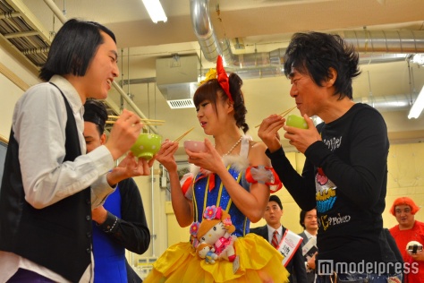 選考会にて試食するかつみ・さゆり、ピスタチオ（C）モデルプレス