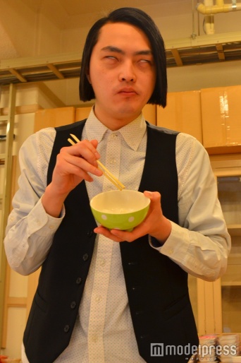美味しすぎて白目になるピスタチオ小澤（C）モデルプレス