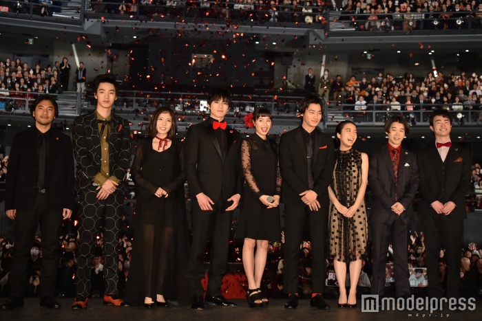 （左から）小泉徳宏監督、清水尋也、松岡茉優、真剣佑、広瀬すず、野村周平、上白石萌音、矢本悠馬、森永悠希（C）モデルプレス