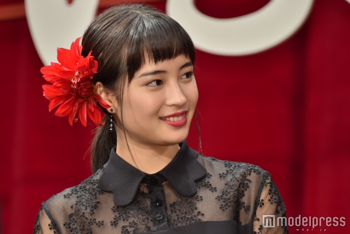 ヘッドアクセがポイントに／広瀬すず（C）モデルプレス