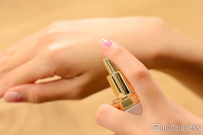 1プッシュの半分の使用量で十分な仕上がり（C）モデルプレス