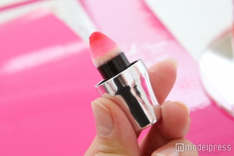 柔らかいクッションアプリケーターで唇をポンポン（C）モデルプレス