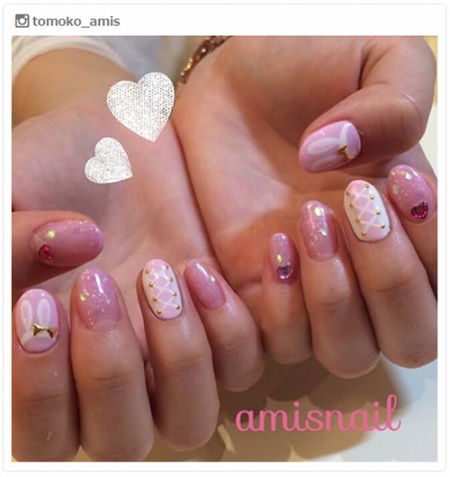 “コルセットネイル”はガーリー度MAXで極めたい！／tomoko_amisさんInstagramより
