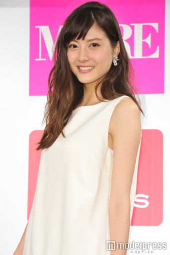 耳かけスタイルで大ぶりピアスをチラ見せ／佐藤ありさ（C）モデルプレス