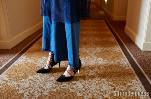 レースアップパンプスの肌見せで、女っぽさと抜け感をプラス／画像提供：TOPLOG