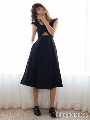 「ワンピース」62,000円／セルフ ポートレート（221リステア）、「シューズ」62,000円／ジョセフ チーニー（ビームス ハウス 丸の内）、「ピアス」28,000円／アニー コステロ ブラウン（ビームス ウィメン 渋谷）、「リング」（左手人差し指）103,800円、（左手中指）30,600円／ハム（インターナショナル ギャラリー ビームス）／画像提供：TOPLOG