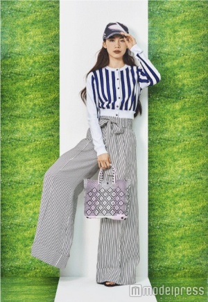 「カーディガン」38,000円／AKANE UTSUNOMIYA、「ストライプパンツ」93,000円／PETAR PETROV、「カゴバッグ」21,000円／TRUSS以上すべて（221リステア）、「キャップ」9,000円／Y-3（アディダス ファッション グループ）、「サンダル」スタイリスト私物／画像提供：TOPLOG