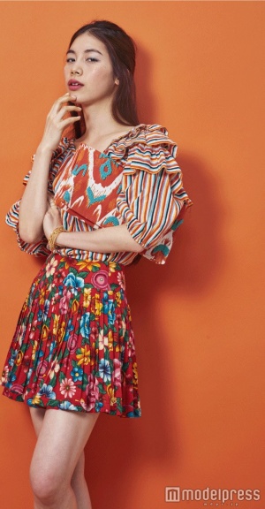 「フリルブラウス」31,000円／Guy Laroche、「プリーツスカート」23,000円／Kenzoともに（ライラヴィンテージ）、「バングル」（上から）24,000円、25,000円、16,000円、19,000円／Agnes Vermeuil、リング28,000円／FALLON すべて（221リステア） 、クラッチバッグ15,000円／MOYNA (アメリカン ラグ シー渋谷店)／画像提供：TOPLOG