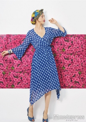 「ワンピース」27,000円／navasana、「太バングル」16,000円、「細バングル」13,000円／MANIPURI、「パンプス」39,000円／ANTHOLOGY PARIS  以上すべて（アメリカン ラグ シー 渋谷店）、「スカーフ」7,500円／ヴィンテージ（フィリップ）／画像提供：TOPLOG