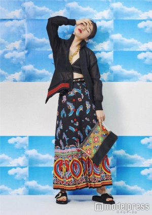 「ブルゾン」41,000円／Y-3（アディダス ファッション グループ）、「ブラトップ」19,000円／LE CIEL BLEU（221リステア）、「スカート」56，000円／SaintAngelo（ライラ ヴィンテージ）、「ゴールドネックレス」76,000円／PEACHES & CREAM、「バッグ」18,000円／SARAH & BRED（PEACHES & CREAM）、「サンダル」19,000円／CAMINANDO（アメリカン ラグ シー 渋谷店）／画像提供：TOPLOG