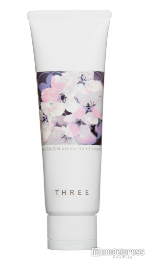 THREE サクライズム アロマハンドクリーム／3，300円（税別）／画像提供THREE