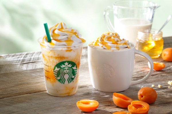 （左から）『アプリコット ハニー ソイ クリーム フラペチーノ』 『アプリコット ハニー ソイ ラテ』