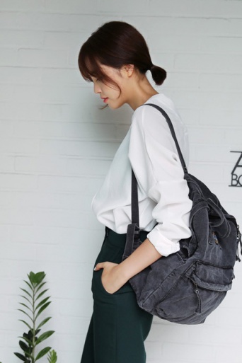 Vネックオーバーブラウス「DHOLIC」3,607円 (税込)／画像提供：DHOLIC<br>
