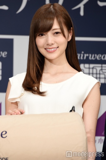 後ろに流してデコルテ魅せ／白石麻衣（C)モデルプレス