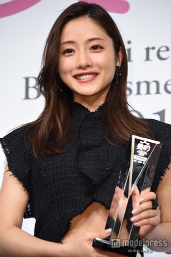 耳にかけた方はタイトに／石原さとみ（C)モデルプレス