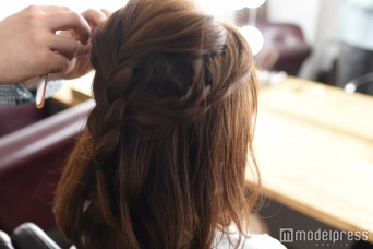 上からかぶせます／（C）モデルプレス