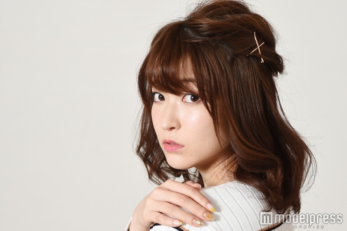 ゴールドアクセがポイントに♡／predia・沢口けいこ／（C）モデルプレス