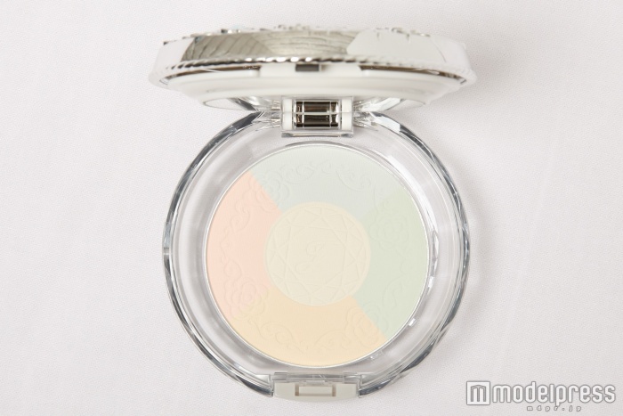 「クリスタルルーセント フェイスパウダー」のRGBPパウダーで輝く透明肌に（C）モデルプレス
