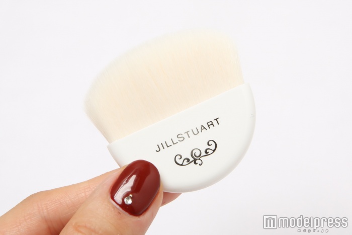 柔らかく粉含みのいいブラシ（C）モデルプレス